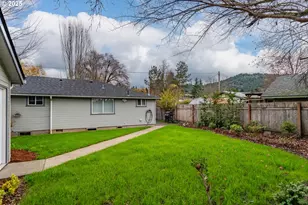 512 W Center St, Roseburg, OR 97471 - Photo 19