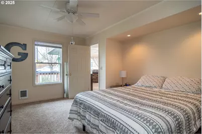 512 W Center St, Roseburg, OR 97471 - Photo 11