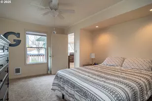 512 W Center St, Roseburg, OR 97471 - Photo 11