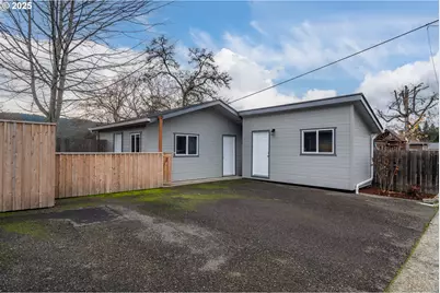 512 W Center St, Roseburg, OR 97471 - Photo 43