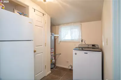 512 W Center St, Roseburg, OR 97471 - Photo 17