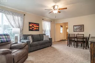 512 W Center St, Roseburg, OR 97471 - Photo 9