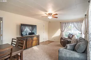 512 W Center St, Roseburg, OR 97471 - Photo 7