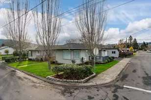 512 W Center St, Roseburg, OR 97471 - Photo 47