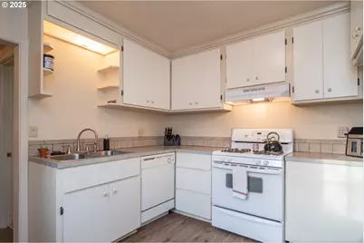 512 W Center St, Roseburg, OR 97471 - Photo 5