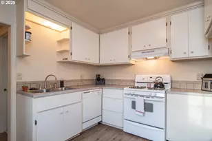 512 W Center St, Roseburg, OR 97471 - Photo 5