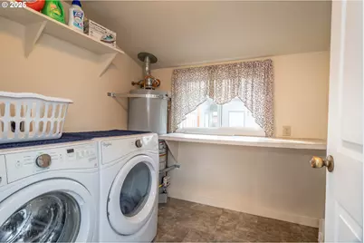 512 W Center St, Roseburg, OR 97471 - Photo 25