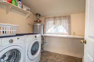 512 W Center St, Roseburg, OR 97471 - Photo 25