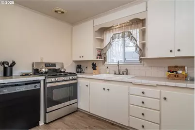 512 W Center St, Roseburg, OR 97471 - Photo 27