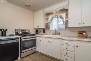 512 W Center St, Roseburg, OR 97471 - Photo 27