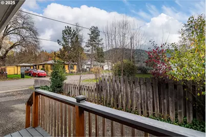 512 W Center St, Roseburg, OR 97471 - Photo 3