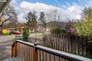 512 W Center St, Roseburg, OR 97471 - Photo 3