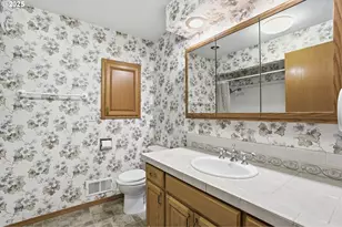 2040 N Country Club Dr, Canby, OR 97013 - Photo 19