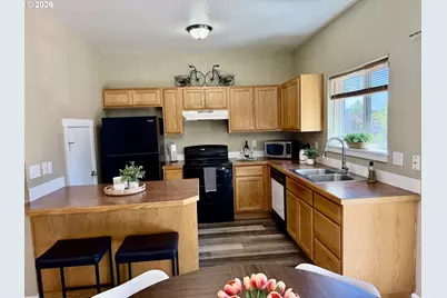 695 SE 197th Ave, Portland, OR 97233 - Photo 9