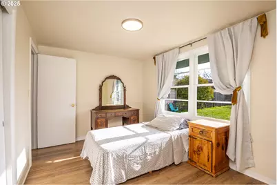 729 J St, Springfield, OR 97477 - Photo 15