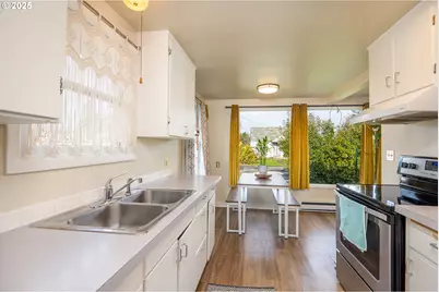 729 J St, Springfield, OR 97477 - Photo 7