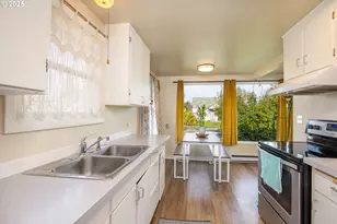 729 J St, Springfield, OR 97477 - Photo 7