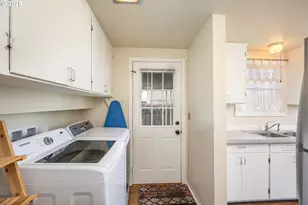 729 J St, Springfield, OR 97477 - Photo 9