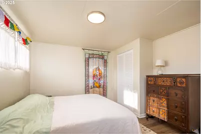 729 J St, Springfield, OR 97477 - Photo 17