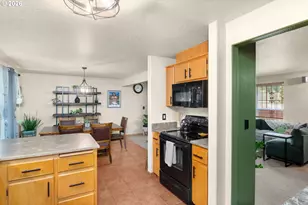 14141 SE Center St, Portland, OR 97236 - Photo 15