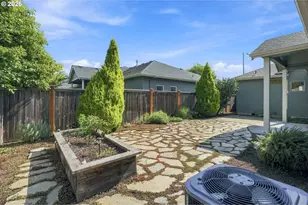 988 Hamilton St, Springfield, OR 97477 - Photo 43