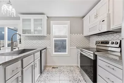 17948 SW Robert Ln, Beaverton, OR 97078 - Photo 9