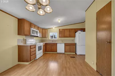 1120 W Fairview Dr #3, Springfield, OR 97477 - Photo 7