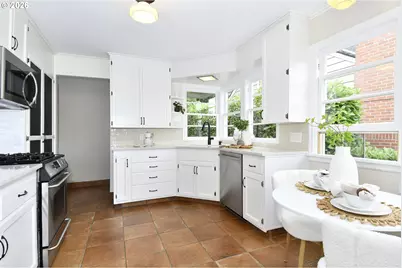 8109 SW 6th Ave, Portland, OR 97219 - Photo 9