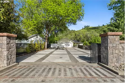 4081 NE Douglas Ave, Roseburg, OR 97470 - Photo 3