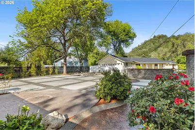 4081 NE Douglas Ave, Roseburg, OR 97470 - Photo 5