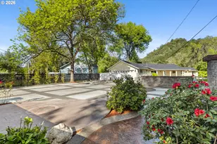 4081 NE Douglas Ave, Roseburg, OR 97470 - Photo 5