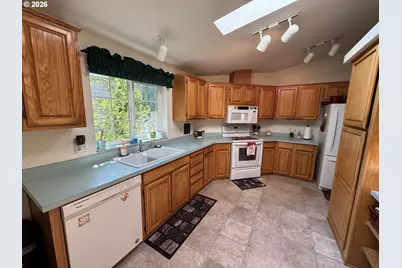 307 Manzanita Dr, Florence, OR 97439 - Photo 9