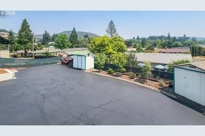 1929 NW Lynwood St, Roseburg, OR 97471 - Photo 29