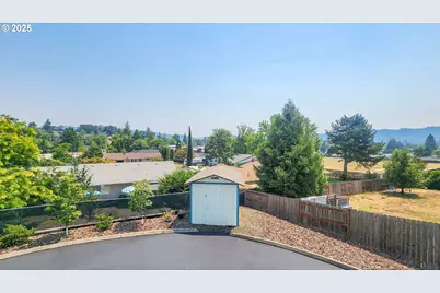 1929 NW Lynwood St, Roseburg, OR 97471 - Photo 31