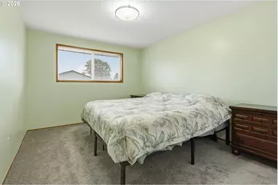 2049 W Hayes St, Woodburn, OR 97071 - Photo 15