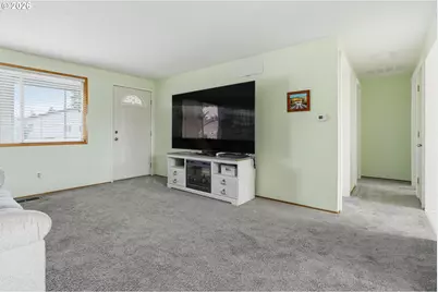 2049 W Hayes St, Woodburn, OR 97071 - Photo 7