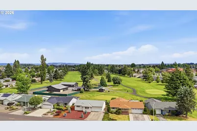 2049 W Hayes St, Woodburn, OR 97071 - Photo 3