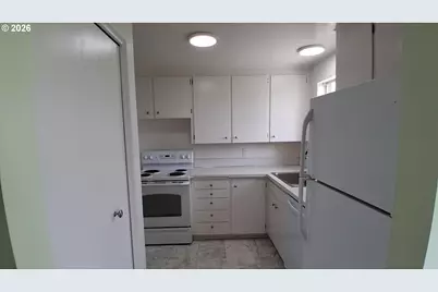 2049 W Hayes St, Woodburn, OR 97071 - Photo 11