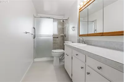 2049 W Hayes St, Woodburn, OR 97071 - Photo 17