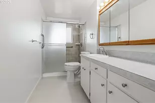 2049 W Hayes St, Woodburn, OR 97071 - Photo 17