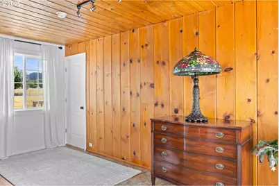 905 NE Third St, Oakland, OR 97462 - Photo 11
