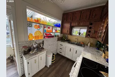 884 S 7th St, Coos Bay, OR 97420 - Photo 7