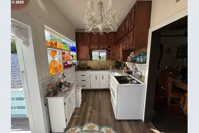 884 S 7th St, Coos Bay, OR 97420 - Photo 5