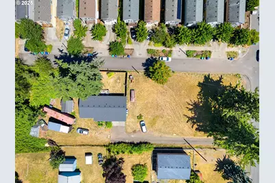 8003 SE Crystal Springs Blvd, Portland, OR 97206 - Photo 11