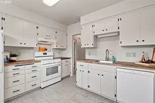 8501 SW 7th Ave, Portland, OR 97219 - Photo 5