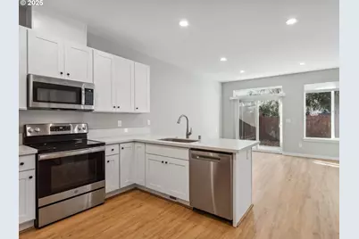 2421 NE 54th St, Vancouver, WA 98663 - Photo 3