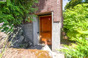 2025 SE Caruthers St, Portland, OR 97214 - Photo 3