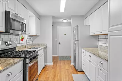 827 NE 90th Ave, Portland, OR 97220 - Photo 11