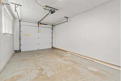 827 NE 90th Ave, Portland, OR 97220 - Photo 37