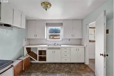 930 1st St, Springfield, OR 97477 - Photo 9